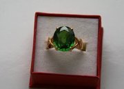 Продам позолоченное кольцо с зеленым камнем