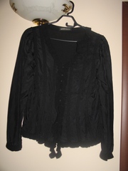 Красивая черного цвета блузка