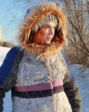 Женское с синими рукавами зимнее пальто с мехом (шуба)