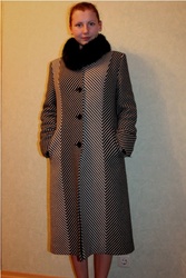 продаю зимнее пальто черно-белое полосатое с мехом песца 44 размер